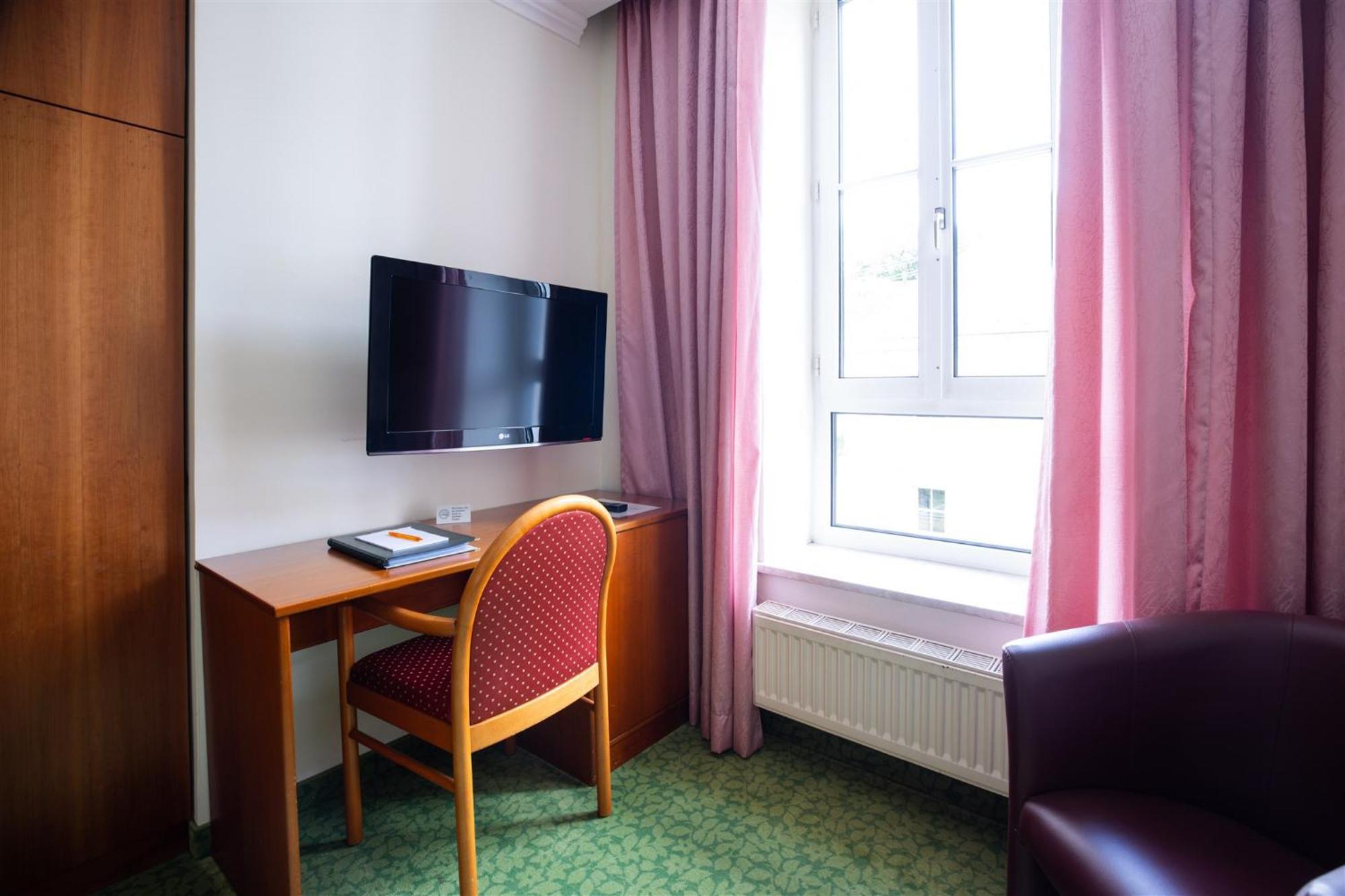 Hotel Kurhaus Dr. Petershofer Wolfsegg am Hausruck Esterno foto