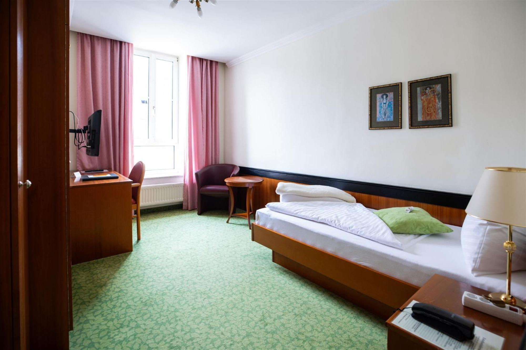 Hotel Kurhaus Dr. Petershofer Wolfsegg am Hausruck Esterno foto